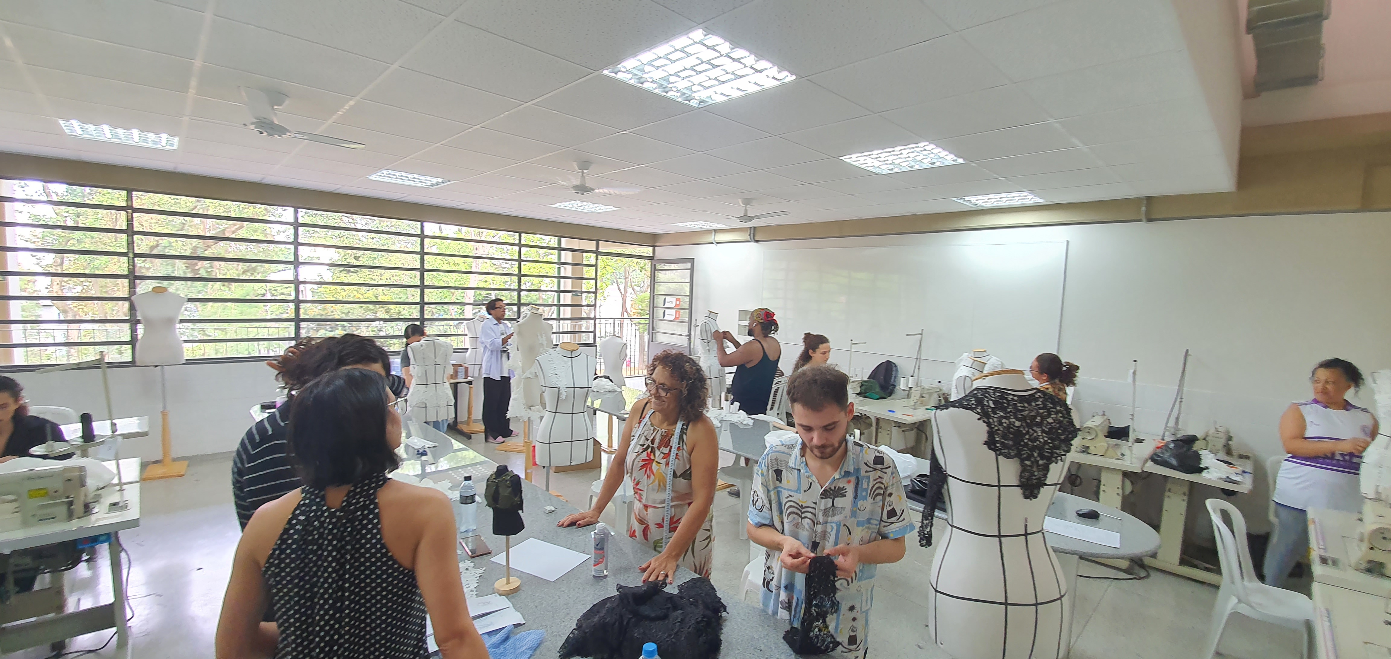 Alunos trabalhando em projetos práticos