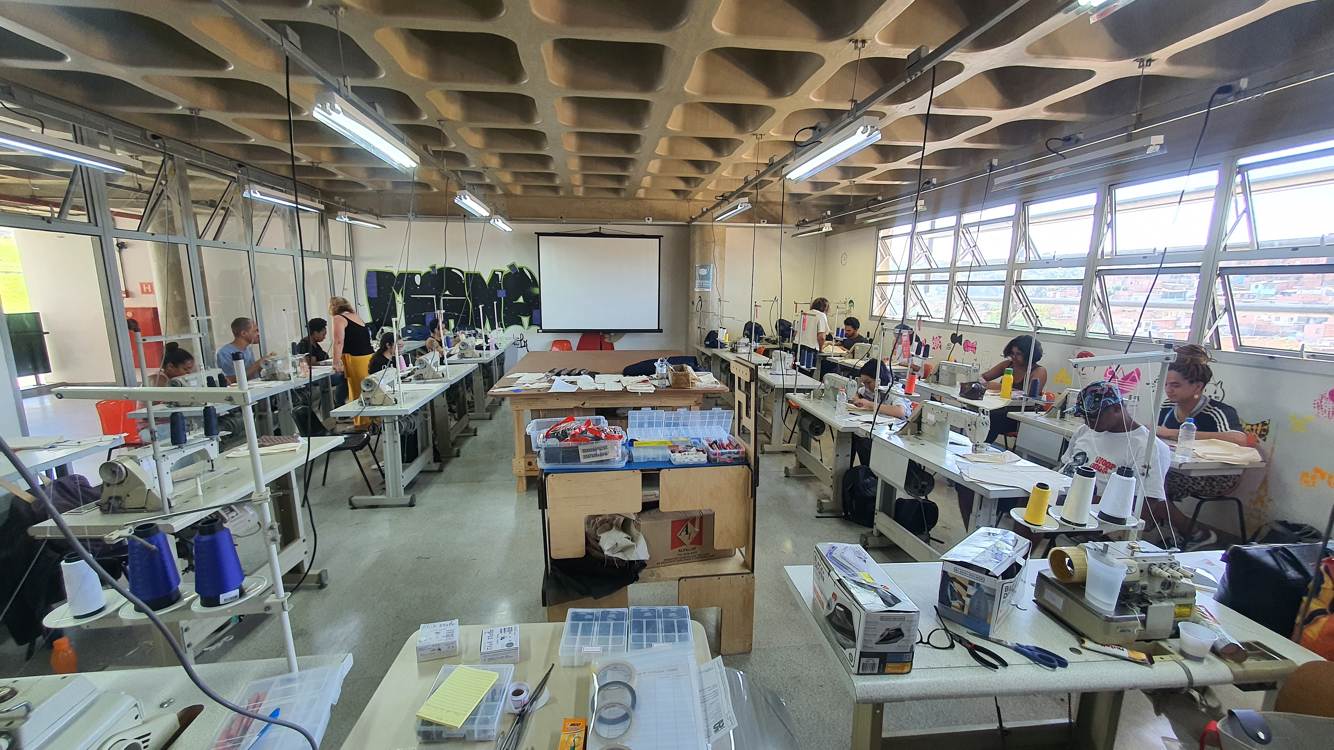 Workshop Cria Costura - Sala completa com alunos e máquinas de costura